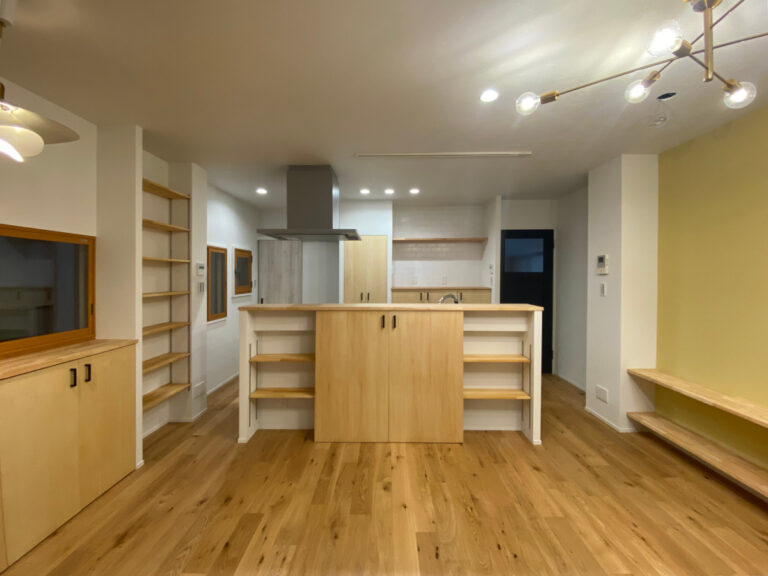 尼崎市西立花町　キッチンを１階の中心に配置し、動線にこだわったリフォーム